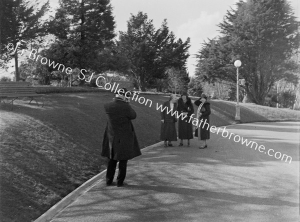 PHOTOGRAPHER & GROUP IN PARK